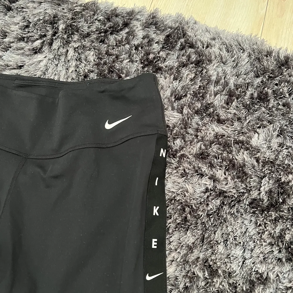 Svarta Nike tights, storlek M  Aldrig använda . Jeans & Byxor.