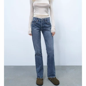 jeans straight full length - lägger ut igen pga oseriös köpare. de populär just nu slutsålda jeansen i ett perfekt blå färg inför hösten. Är väl använda men var inga defekter. Buda privat ifrån 200kr🫶🏼✨❣️ säljer även samma fast i svart. (Budgivningen avslutas den 3 september) 