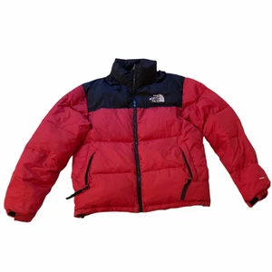 The North Face Jacka - Säljer nu min north face jacka, köpte den i USA i vintras men slarvat bort kvittot. Den är i bra skick. Pris kan diskuteras vid snabb affär