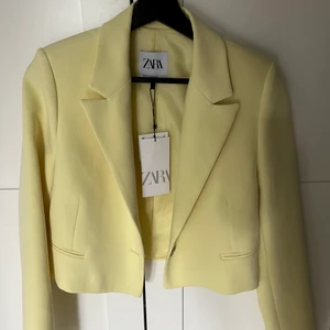 Gul Kavaj från Zara - En gul superfin kavaj från Zara, aldrig använd 