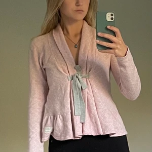 Kofta - Kofta från Odd Molly andvänd ett fåtal gånger. Jag är en storlek xs 