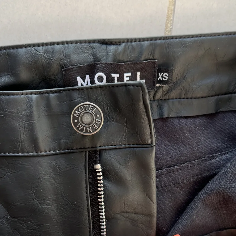 Säljer mina skitsnygga läder byxor från Motel Rocks!! Jag har aldrig hunnit använda dem då jag har vuxit ur dem. Så fint skick på dem och det är super sköna då dem är lite fodrade med flis.   Orginal pris: 58£. Jeans & Byxor.