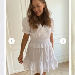 Vit klänning  - Snygg vardagsklänning eller snygg klänning till utgång. Helt oanvänd med lappen kvar. Ordinarie pris: 879kr Mitt pris: 600kr  Pris kan diskuteras vid snabb affär.