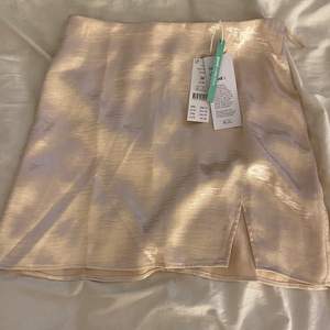 Fin oanvänd kjol från Gina tricot nypris: 299kr