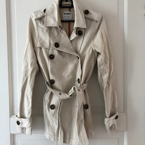 Beige höstkappa (xs) - Beige höstkappa från Old Navy i storlek xs men passar även en s. Fint använt skick dock lite lösa trådar här o var. Inköpt på Old Navy i Usa för flera år sedan. Säljes för 150 kr.  Finns att hämta i Torslanda. Skickas mot fraktkostnad.