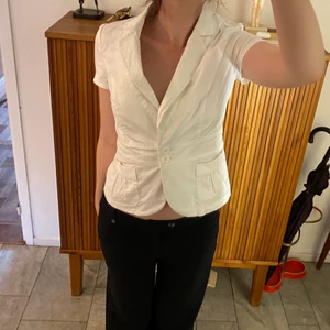 Vit väst  - Jättefin vit västtopp från Empress. Knappt använd eftersom den är lite liten för mig. Inhandlade vintage. Storlek 36. 