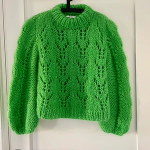 Ganni tröja💚 - Skicka meddelande INNAN köp‼️ Stickad tröja från Ganni strl S i superfin grön färg💚💚💚 Sällan använd därav toppen skick!! kan skicka fler bilder på meddelande🌟 Säljer också i annan färg strl xs