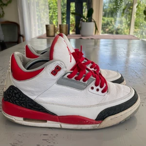 Air Jordan 3 ”Fire Red” 2013 -  Tja sälja mina Bästa beaters. Dom är skick ca 6/10. Storlek 44 sätter bin 900kr