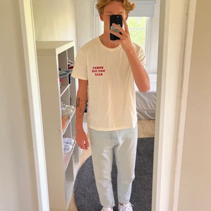 Vit T-shirt - Skick: 8/10 Storlek: XL PASSAR: S Orginalpris: 299kr