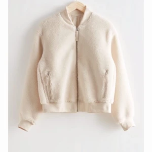 teddy jacka - säljer min teddy jacka, köpt från & other stories förra året. storlek S. använd max 3 gånger, i princip ny. hör av dig för fler bilder ✨