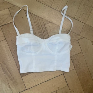 costen top - jättefin top som är vit och jättebra skick har kommit ganska mycket till användning ❣️