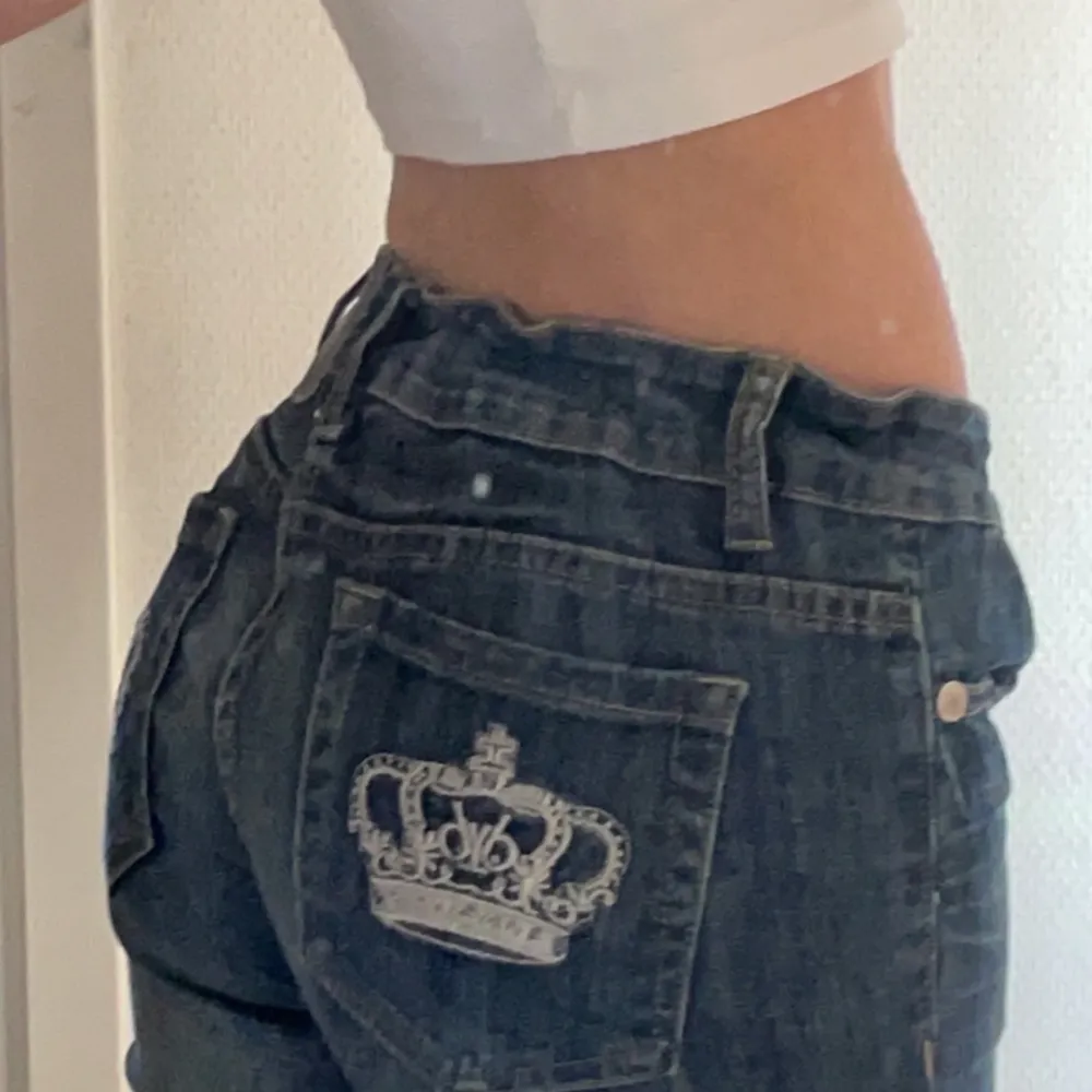 Sjukt fina Victoria Beckham jeans som ej kommer till användning längre. Det står i byxorna storlek 29. passar mig som brukar ha storlek 34/XS/S i byxor. jag är 164cm och dom är bra i längden,straight leg så kommer precis över skon. sjukt lågmidjade!🤍. Jeans & Byxor.