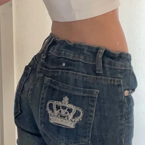Victoria Beckham jeans - Sjukt fina Victoria Beckham jeans som ej kommer till användning längre. Det står i byxorna storlek 29. passar mig som brukar ha storlek 34/XS/S i byxor. jag är 164cm och dom är bra i längden,straight leg så kommer precis över skon. sjukt lågmidjade!🤍