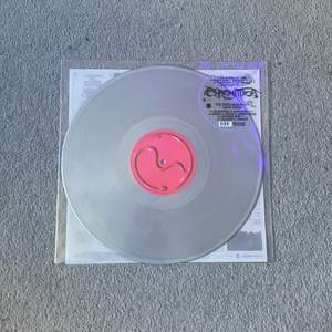 Lady gaga chromatica vinyl lp (silver) säljer den för behöver pengar 💗 så jag säljer den för ett bra pris🫶🏻