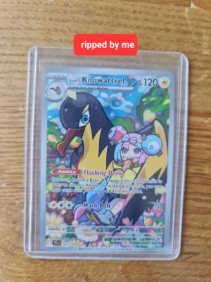 Pokémonkort Iono's Kilowattrel - Säljer ett original Pokémonkort med motivet Iono's Kilowattrel. Kortet har färgglad design med både karaktären Iono och Pokémonen Kilowattrel. Det är inplastat i ett genomskinligt skyddsfodral. Perfekt för samlare eller Pokémonfans.