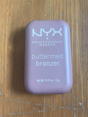 Bronzer ifrån nyx  - Använd fåtal gånger minns ej färgen då etiketten försvunnit men en av dom ljusare färgerna 
