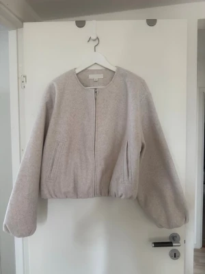 Zara jacka - Ljus beige jacka från Zara💕 storlek XL men liten i storlek så snarare m/l. använd endast ett fåtal gånger 