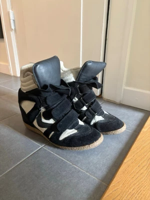 Kilklackar från lemaré - Unika sneakers med kilklack från lemaré, storlek 38💕sköna och snygga! Accepterar prisförslag vid snabb affär 