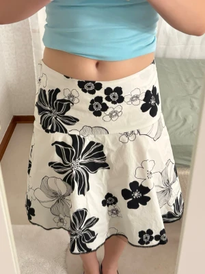 kjol från H&M - Jättefin kjol från H&M💞 Den är i jättebra skick 