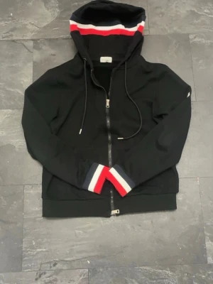 Moncler hoodie - Snygg svart hoodie från Moncler med dragkedja framtill och huva. Söker dock mest efter byte 