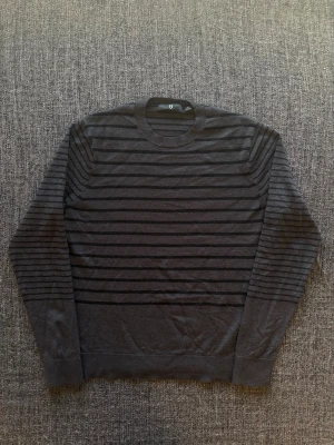 +J tröja ~ vintage  - J tröja vintage svart/brun | st S | Snygg vintage tröja i svart och brun färg. Sällsynt och eftertraktad modell som produceras ej längre och går knappt att få tag på. Vintage 2000’s modell. Perfekt nu till sensommaren/hösten 🏄 Kan även gå ner lite i pris vid snabb affär!