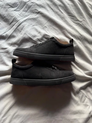 Christian loboutins - Säljer ett par svarta låga sneakers från Christian Louboutin med klassisk röd sula. Sköna skor som är sparsamt använda och har extremt mycket liv kvar i sig. Perfekt nu för kommande höst. ( låda saknas). Pris kan diskuteras:)