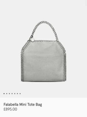 Grå Falabella Mini Tote från Stella McCartney - Säljer min Falabella Mini Tote i ljusgrå färg. Väskan är tillverkad i mjukt veganskt mockamaterial. Jag köpte väskan för några år sedan för ca 9000kr och jag säljer den nu för 500k0kr då jag inte använder den så mycket. Måtten är 26,5x23,5x10 och man får plats med mycket i den. Jag har varit rädd om väskan och den är i bra skick. Man kan ha den på armen eller på axeln med den långa kedjan. Jag brukar även knyta kedjan ibland för att använda den som en shoulderbag. Dustbag medkommer!