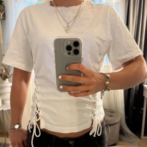 Vit t-shirt med snörning  - Jätte bra skick💕