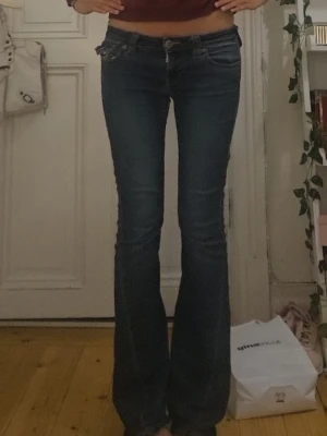 Mörkblåa true religion  - I färgen muddy waters och i modellen joey. Jätte fina jeans som jag egentligen inte vill sälja men behöver lite pengar! Priset kan diskuteras. Observera att de är lite urtvättade och missfärgade på vissa ställen. Kontakta för fler bilder eller frågor! 💞