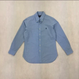 Ljusblå skjorta från Ralph Lauren - Denna kommer säljas på auktion på Plick! Följ för att inte missa det! 