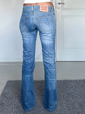 Levis - Midjemått: 39cm rakt över, innerbenslängd: 83cm 💗