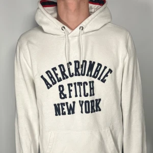 Abercrombie & Fitch hoodie - Säljer en riktigt snygg och trendig Abercrombie & Fitch hoodie i fint skick, storlek M, vid frågor är det bara att skriva 