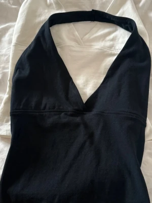 2 st Bershka halter neckline top  - Säljer två likadana toppar i svart och vit färg. Aldrig använda, endast testade. Storlek small på båda. Material : 94% bomull  6% elastan. 