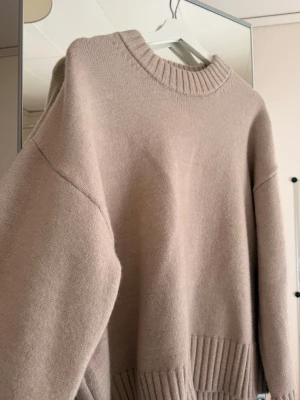  stickad tröja Gina Tricot - Säljer en beige stickad tröja från Gina Tricot. Tröjan har en avslappnad passform, rund halsringning och ribbade muddar vid ärmslut och nederkant. Perfekt för lager på lager och enkel att matcha med allt. knappt använd  tryck  på köp nu !! 💕💕
