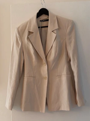 Beige blazer från Gina Tricot  - Beige blazer från Gina Tricot🤎