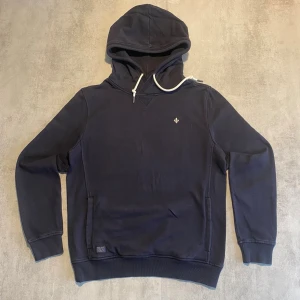 Svart Morris hoodie  - Jag Säljer en fet tröja från Morris| skicket på tröjan är bra 8/10  | storlek L|ny pris 2000: mitt pris är 499 | skriv vid frågor och funderingar  