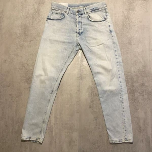 Ljusblåa dondup jeans  - Säljer ett par feta dondup  | skicket på jeansen är 8/10 väldigt bra med lite slitningar | storlek 31 | ny pris 4000: mitt pris är 499 | skriv vid frågor och funderingar  