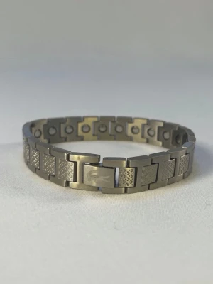 Stilrent Lacoste  armband i rostfritt stål - Helt ny oanvänd. Kommer som på bild. Det är onesize men mått kan lösas vid önskan snabb affär prioriteras! 