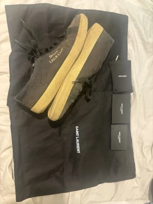 Saint Laurent sneakers - Säljer mina saint Laurent sneakers i storlek 44. Skorna är i fint använt skick och tillkommer extra skosnören samt dustbags och kuvert. Självklart äkta.