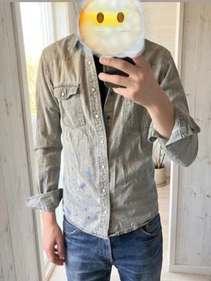 Grå skjorta med paint splatter  - Säljer denna feta skjorta med riktigt shyssta färgstänk. 