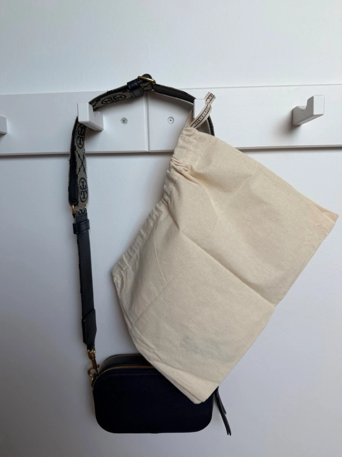 Mörkblå Miller mini crossbody från Tory Burch - 4