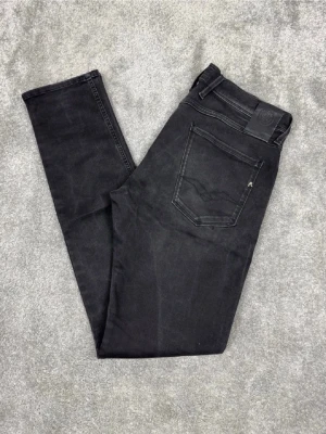 Replay jeans svarta - Ett par riktigt snygga jeans från Replay i storlek W34 L34 i modellen Anbbas 