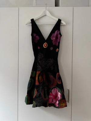 Klänning från Desigual - Storlek S. Är knappt använd så är i fint skick.