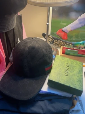Keps svart - Snygg keps gg mönster 