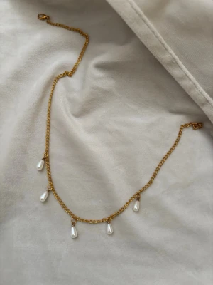 Guldhalsband med droppformade pärlor - fin halsband säljer för 100kr finns även i silver.