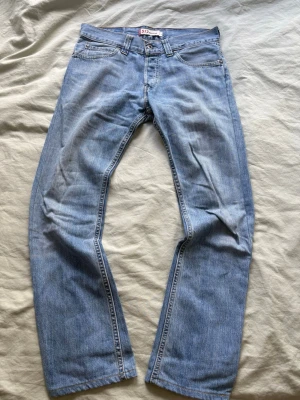 Levis 512 Bootcut - Hej, jag säljer nu dessa riktigt rare Levis 512 Bootcuts pga de passar inte mig! Lämna gärna prisförslag eller andra frågor! Storlek w31 l34 men passar mer som 31/32