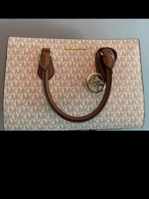 Michael Kors beige handväska - Skriv vad ni är vilja att ge. Men de ska vara rimligt. Aldrig använd, haft som prynad. Perfekt för dig som gillar stilrena accessoarer. Köpte ny för två sommrar sedan Aldrig använt, fortfarande påse /kartång kvar. Vill ba kolla hur många som är intresserade skriv. ÄKTE köpt i Göteborg mk egen affär. Ny 2500 tror jag