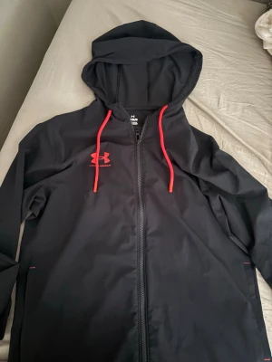 Under armour jacka  - Säljer denna sällsynta under armour jackan då den it kommer till användning längre