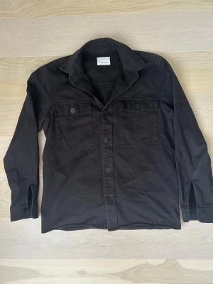 Samsoe Samsoe overshirt  - Grymt skick. Svart. Slutsåld överallt. Storlek M. Samsøe Samsøe är märket. Hör av dig vid minsta lilla fundering! 