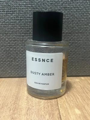 Essnce - Dusty amber 50 ml - Se bild för hur mycket som är kvar :) tyvärr ingen doft för mig.
